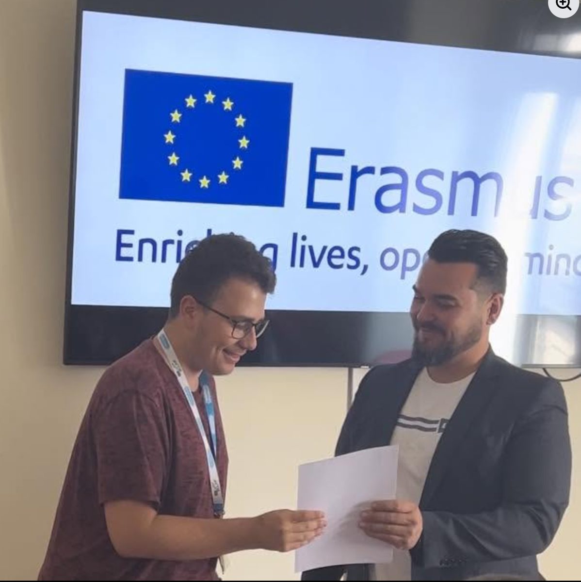 Ricardo Moreno, Founder and CEO of DNA Europe, presenting an Erasmus+ certificate to a student in Lisbon